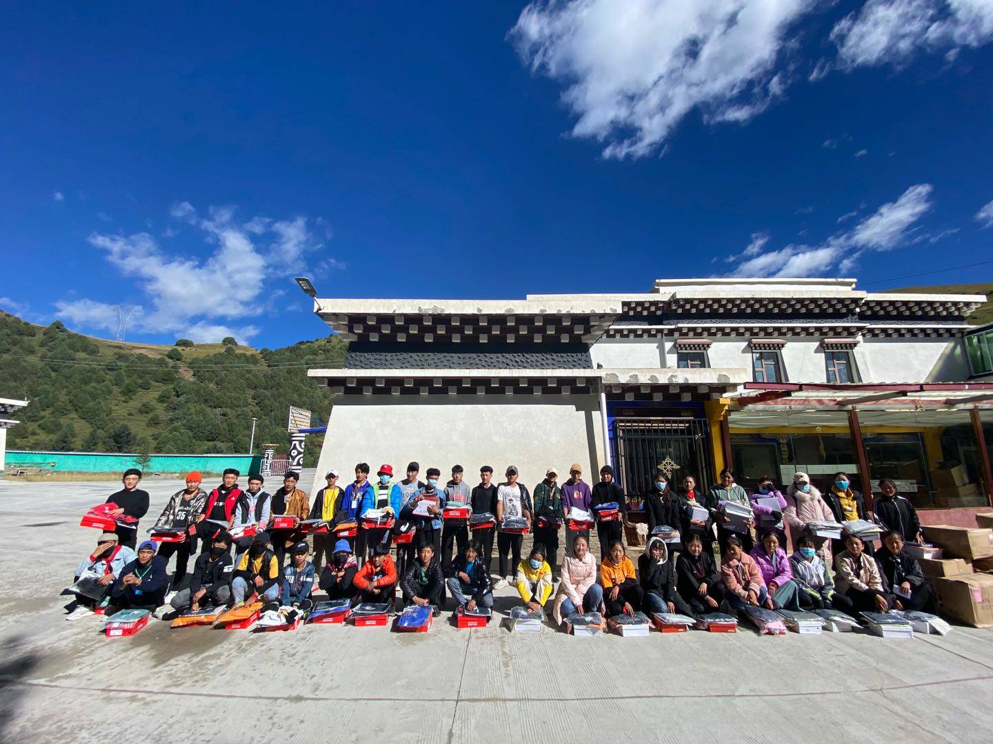 广州宜晨文化艺术展览有限公司公益回顾丨家国同欢月同圆 温暖满载甘孜州(图8) 广州宜晨文化艺术展览有限公司公益回顾丨家国同欢月同圆 温暖满载甘孜州(图8)